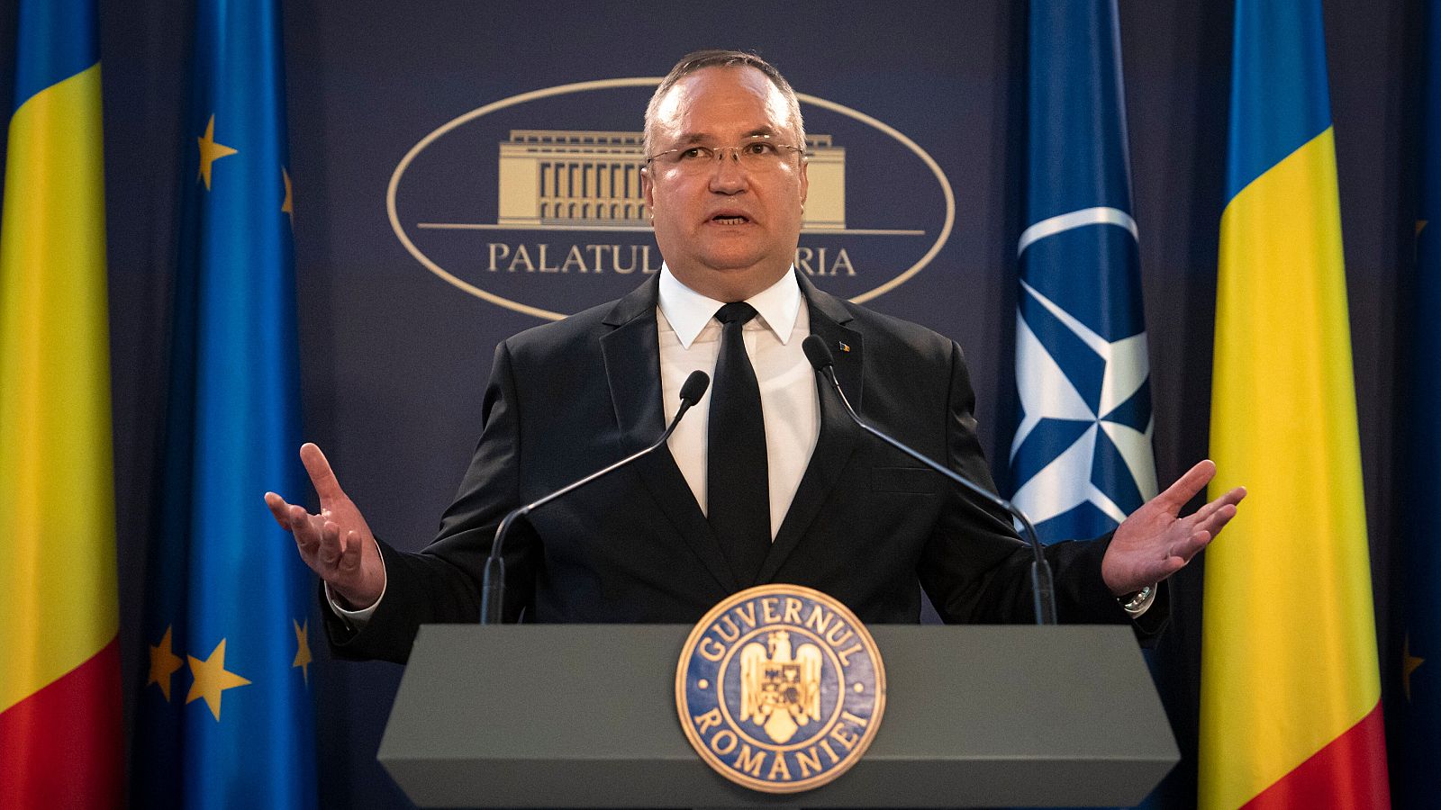 El Primer Ministro saliente, Nicolae Ciuca, anuncia su dimisión en el palacio Victoria, sede del Gobierno rumano