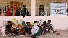 India y Pakistán evacúan a 40.000 personas ante la inminente llegada del ciclón Biparjoy, que deja ya siete muertos