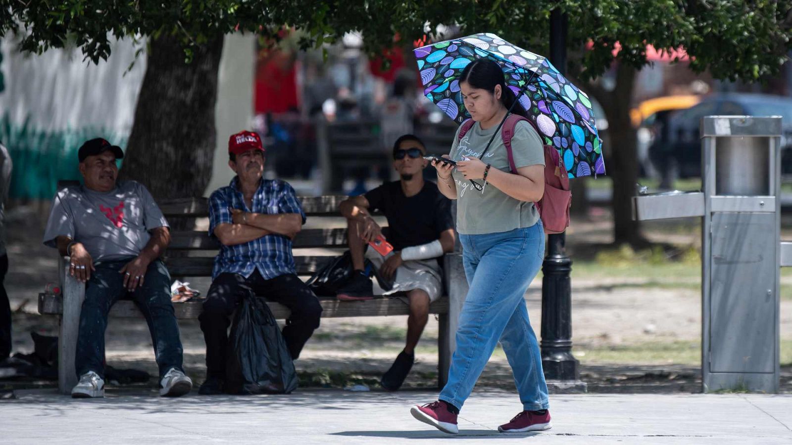 Personas se protegen del sol y de las altas temperaturas en la ciudad de Monterrey, en México.