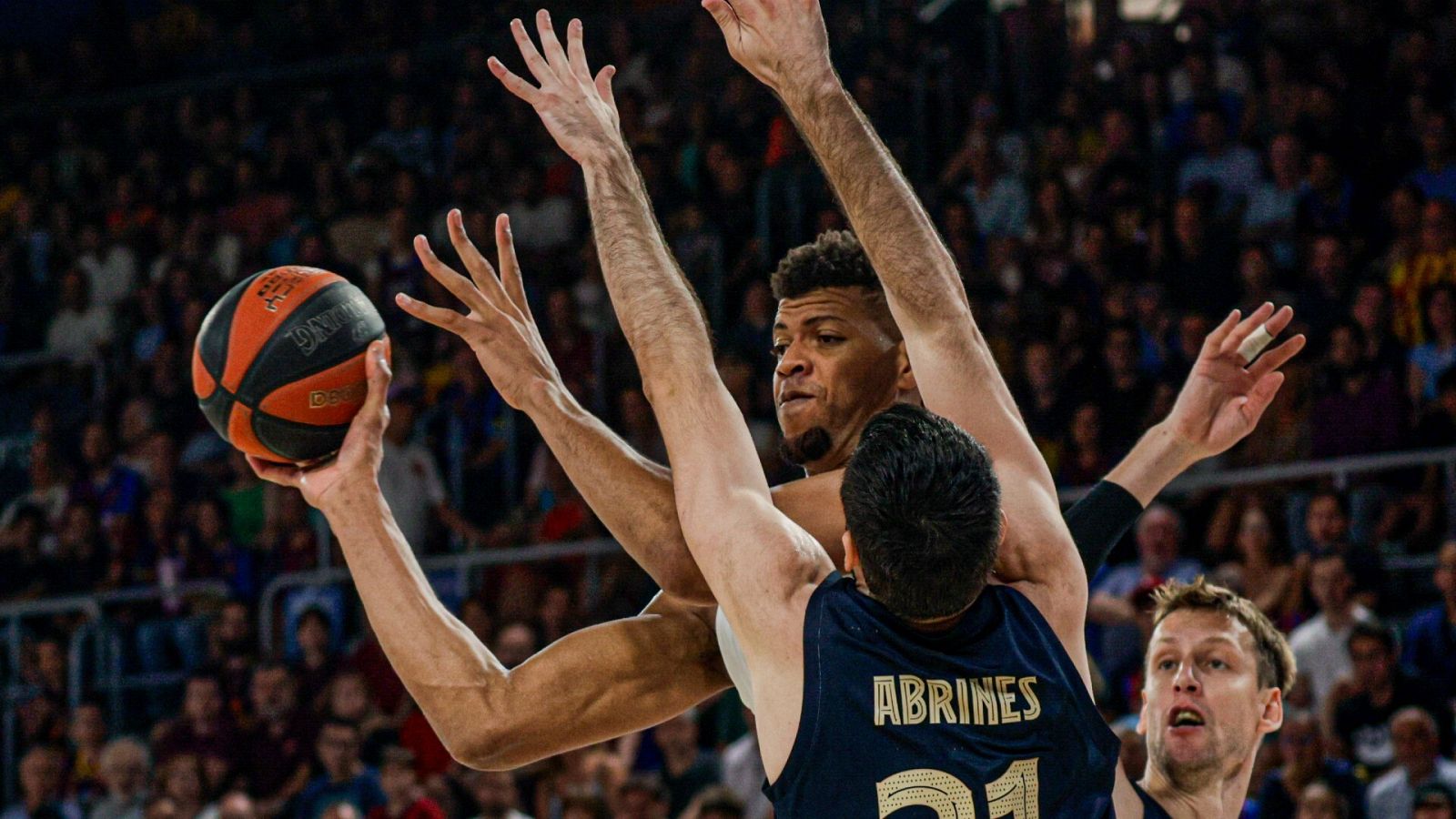 Tavares y Abrines luchan por un balón