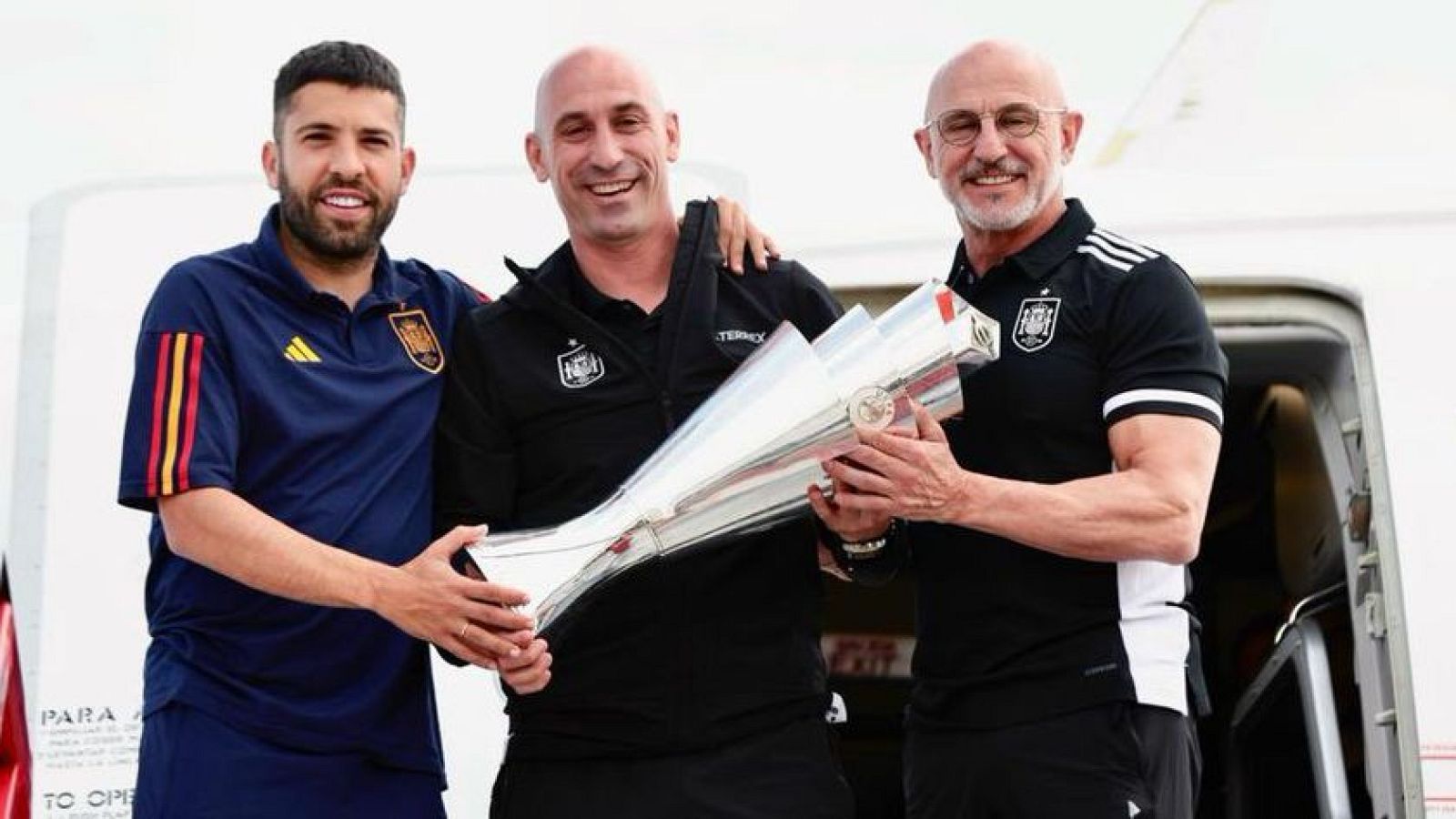 La selecci�n aterriza en Espa�a con la copa de la Nations League