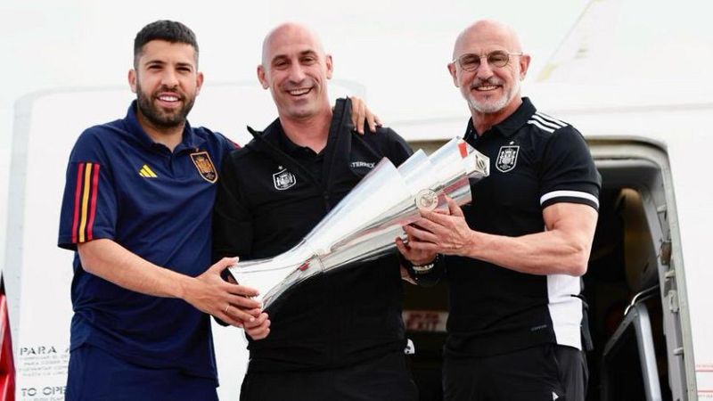 La selección aterriza en España con la copa de la Nations League