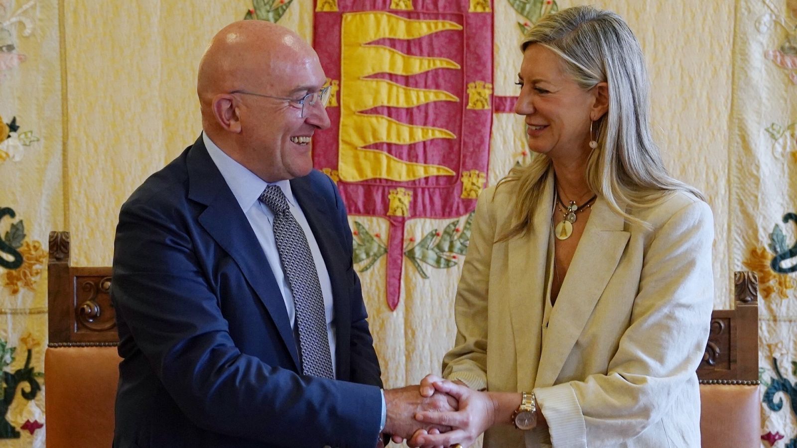 El nuevo alcalde de Valladolid, Jesús Julio Carnero (PP), y la primera teniente de alcalde, Irene Carvajal (Vox)