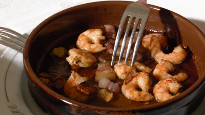 Receta de gambas al ajillo con torreznos: �el mar y monta�a perfecto! 