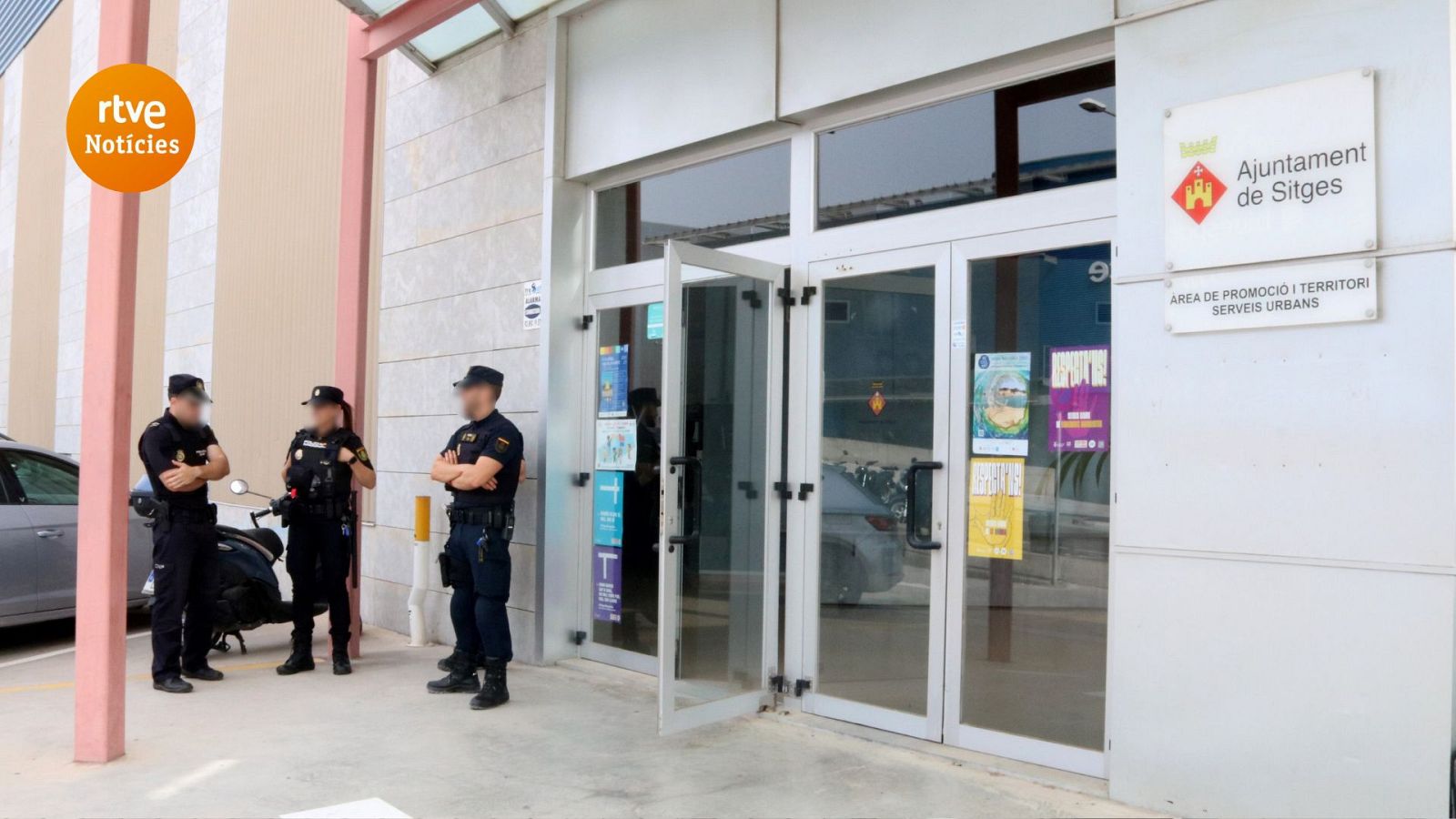 Agents de la Policia Nacional a l'entrada de les dependències de l'Ajuntament de Sitges