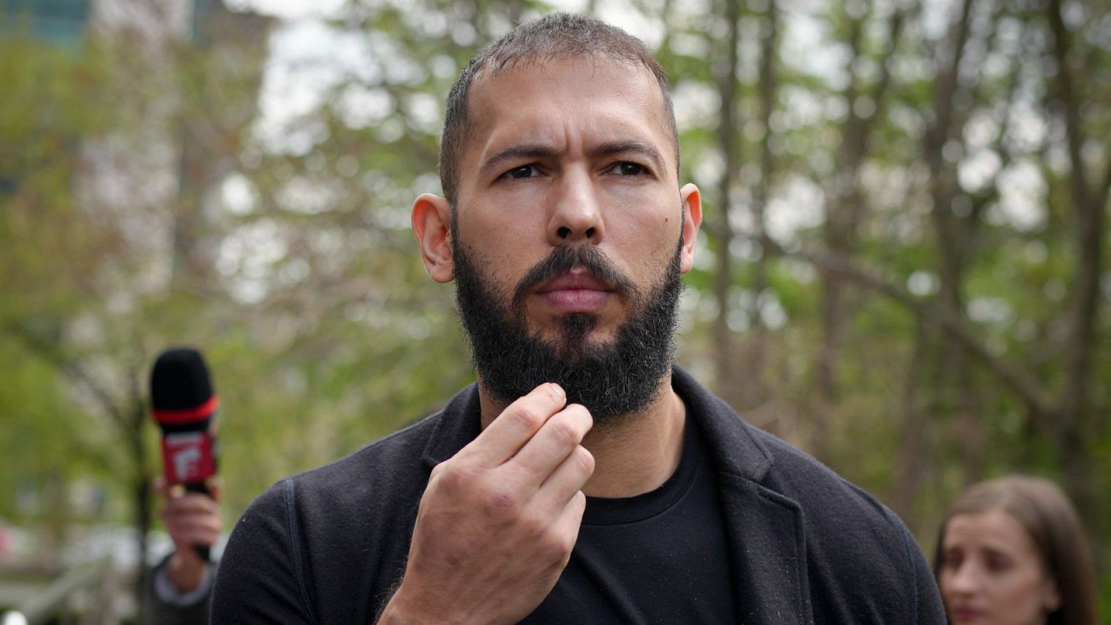 Andrew Tate acusado de trata de seres humanos