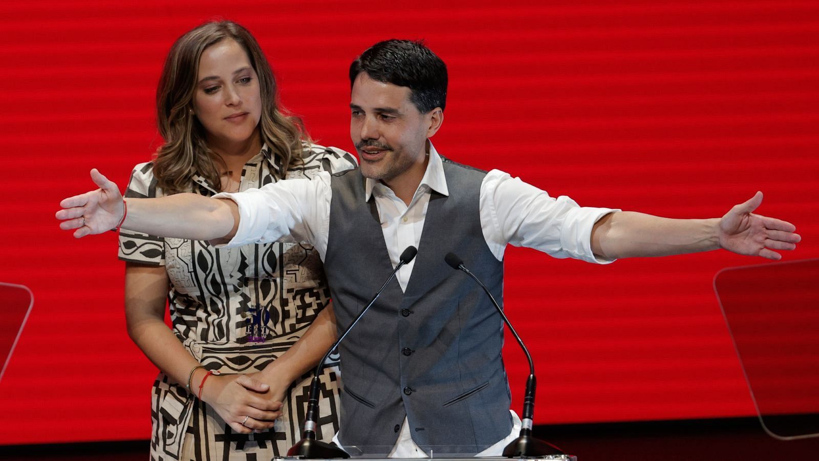 Los chefs del restaurante peruano "Central", Virgilio Martínez y Pía León (i), reciben el premio al mejor restaurante del mundo 2023