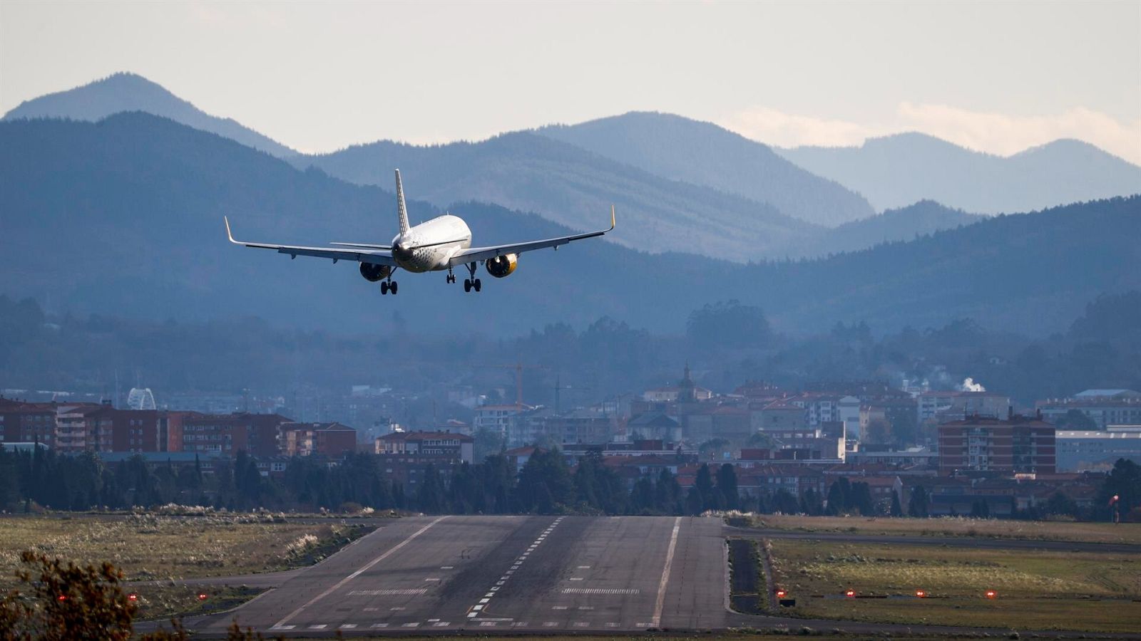 Un avión aterriza en el aeropuerto de Loiu en Bilbao
