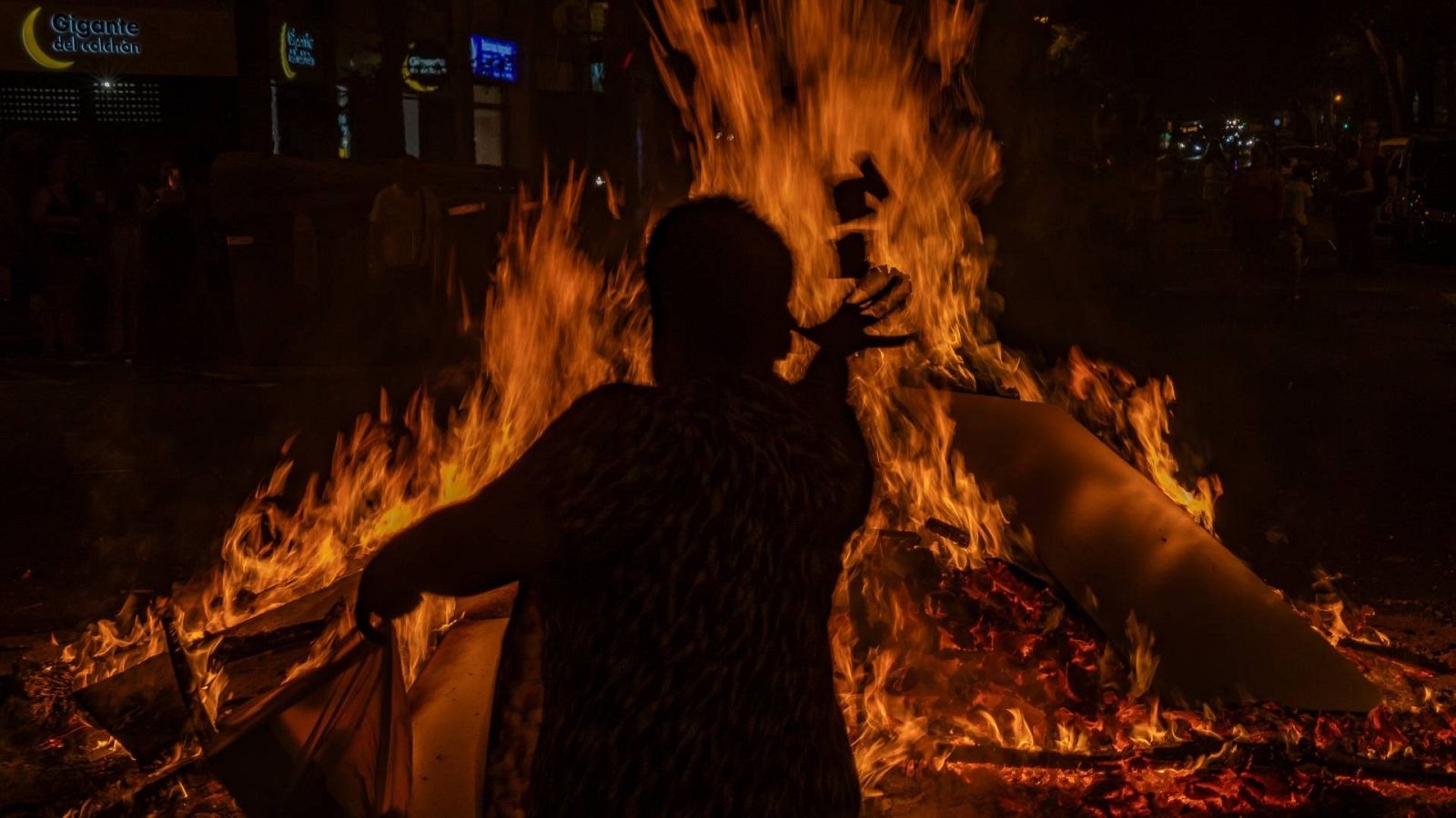 Imagen de una hoguera durante la verbena de Sant Joan.