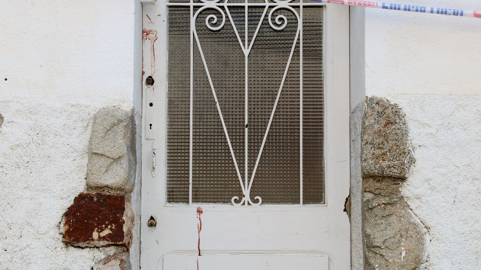 Restes de sang a la porta d'accés al número 18 del carrer Masnou d'Alella