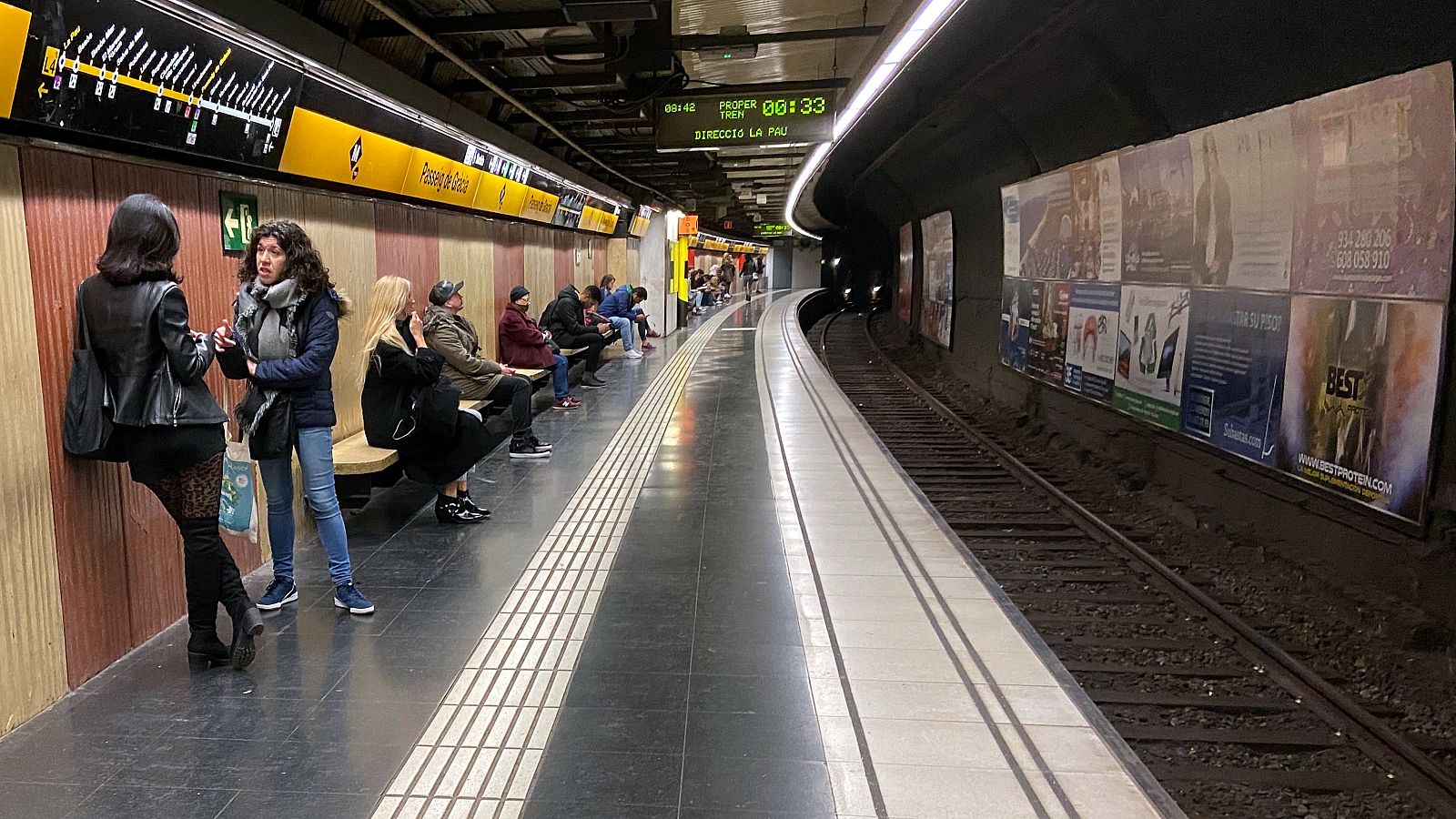 Andana de l'estació de Passeig de Gràcia de l'L4 en sentit La Pau