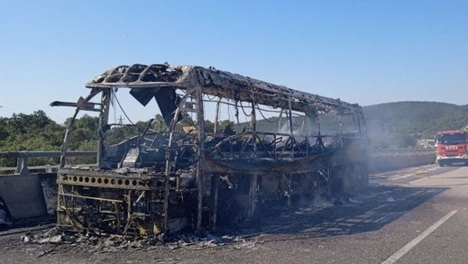 L'autocar ha cremat completament i només n'ha quedat l'estructura