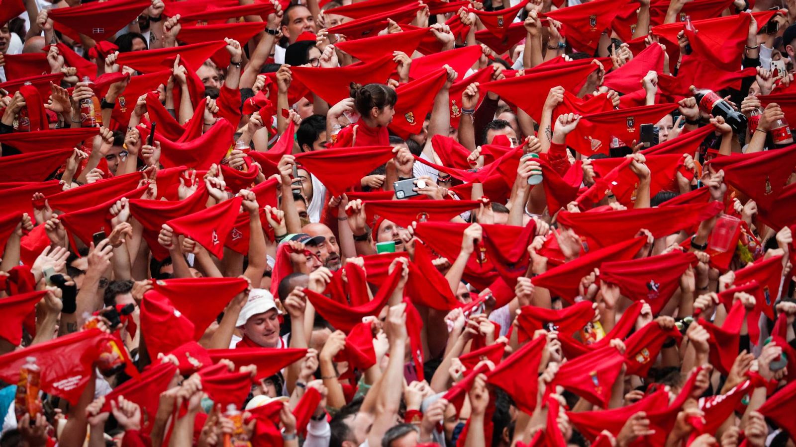 Cientos de personas disfrutan tras el chupinazo en la Plaza Consistorial de Pamplona dando comienzo a los Sanfermines 2022