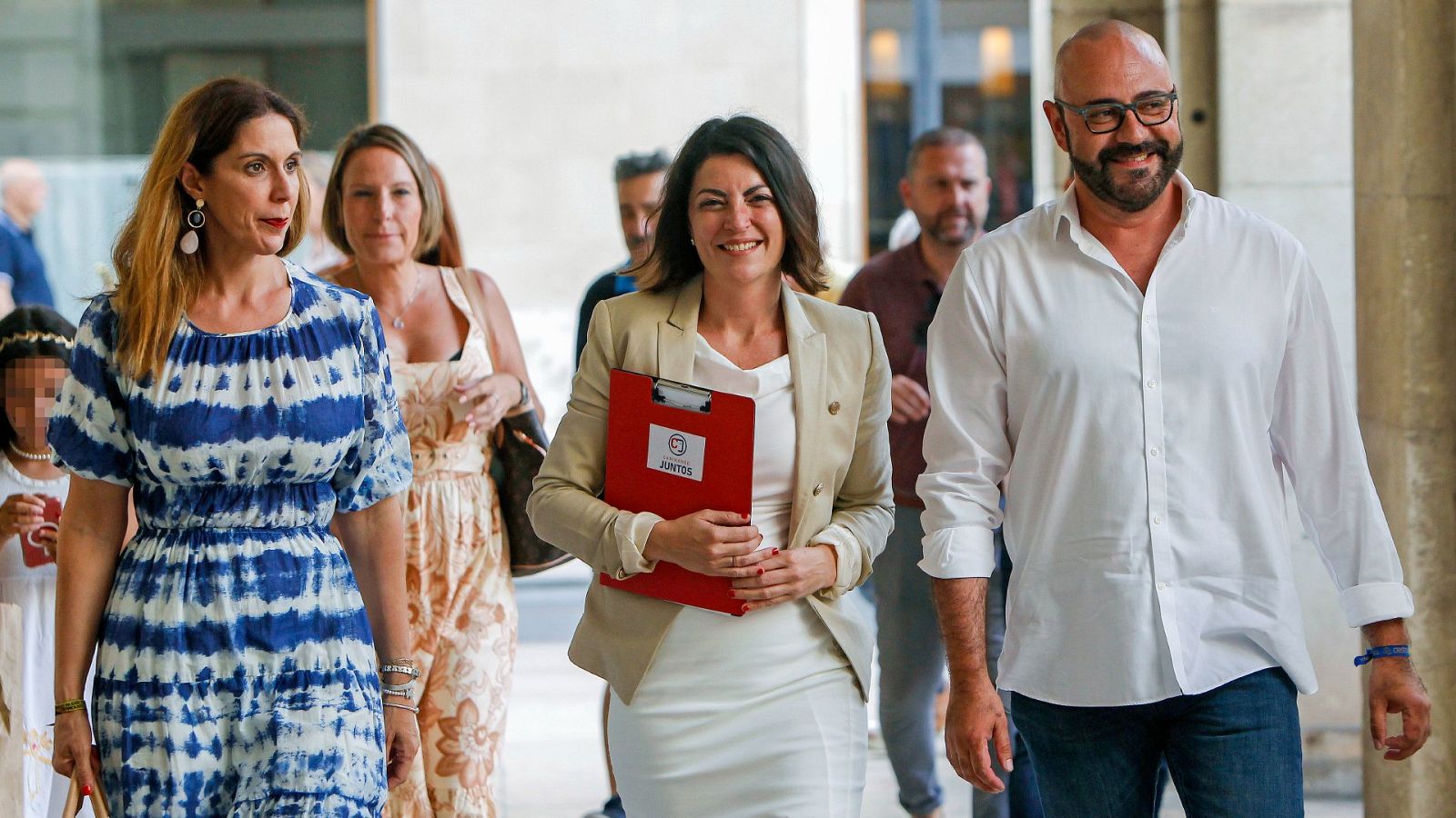 Macarena Olona (c), presidenta de Caminando Juntos, junto a los candidatos del partido por Alicante