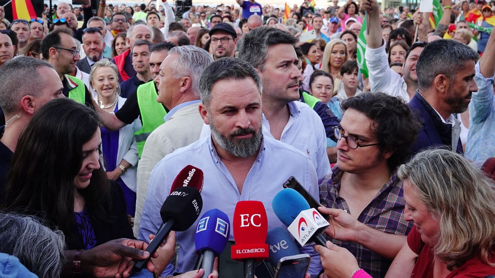 El presidente de Vox, Santiago Abascal (c), atiende a los medios durante un acto de precampaña