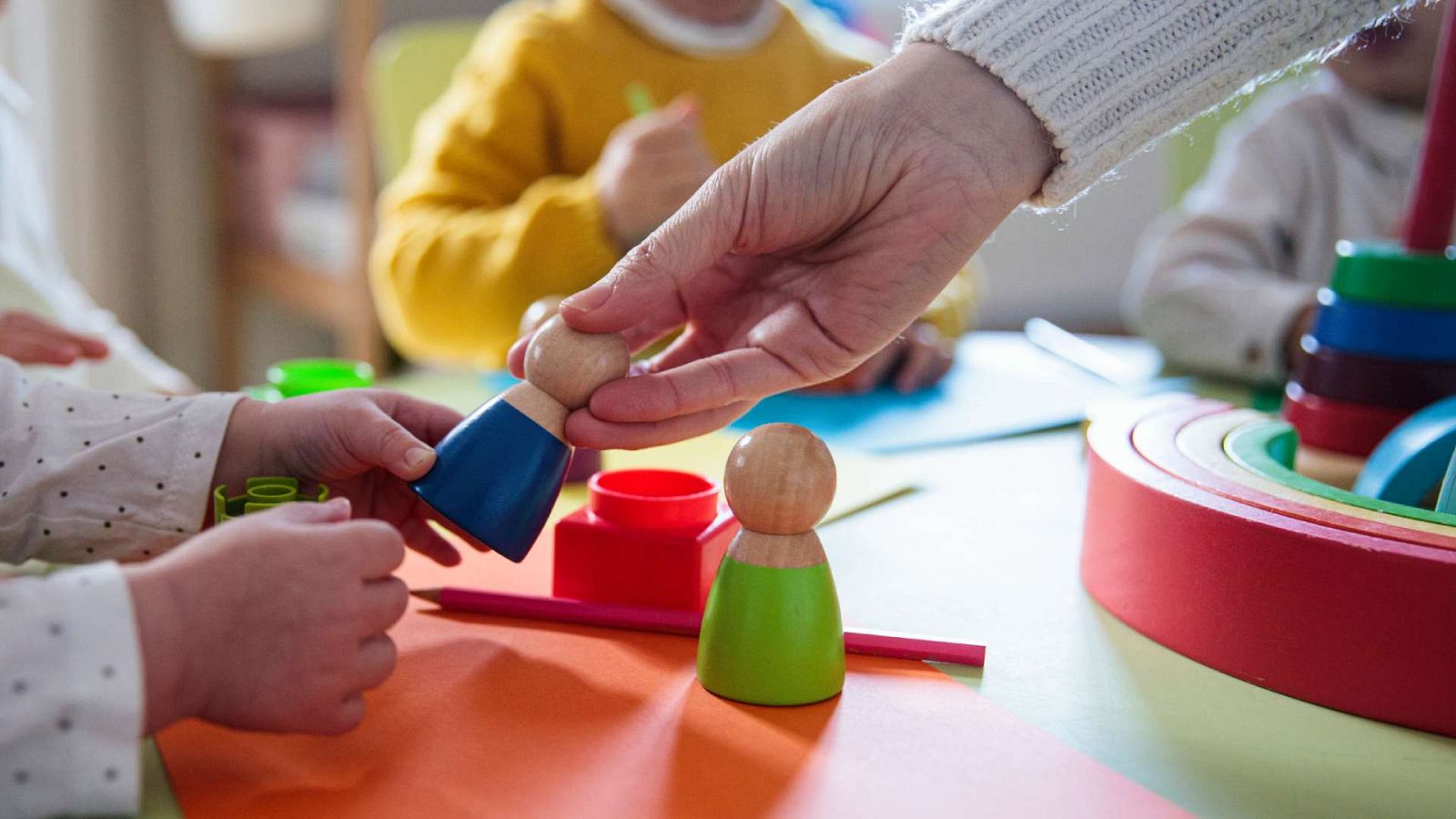 Niños jugando en la escuela.
