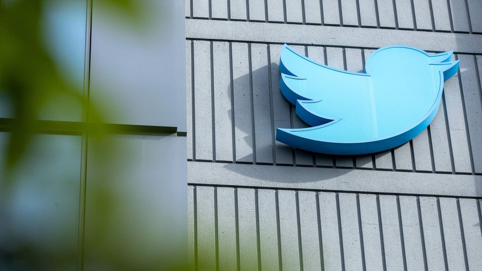 Logotipo de Twitter en su sede en San Francisco