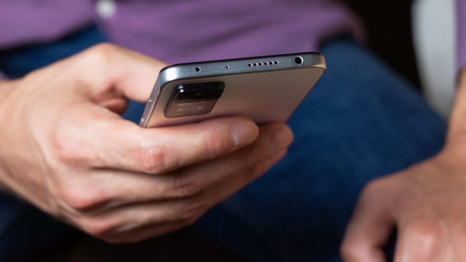 Un hombre utiliza un teléfono móvil en una imagen de archivo