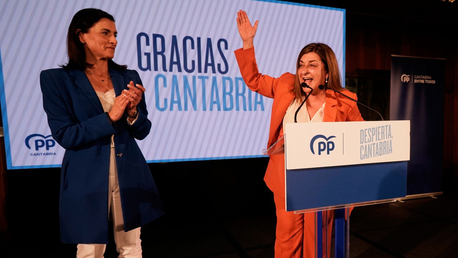 La candidata del PP en Cantabria, María José Sáenz de Buruaga (d),  aplaudida por la candidata del PP a la Alcaldía de Santander, Gema Igual (i).