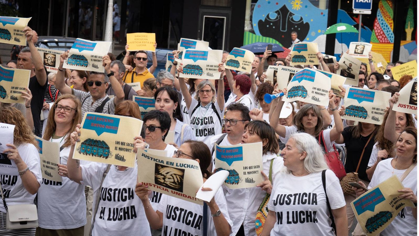 Protestas durante una manifestación de los funcionarios de Justicia el 29 de junio en Barcelona