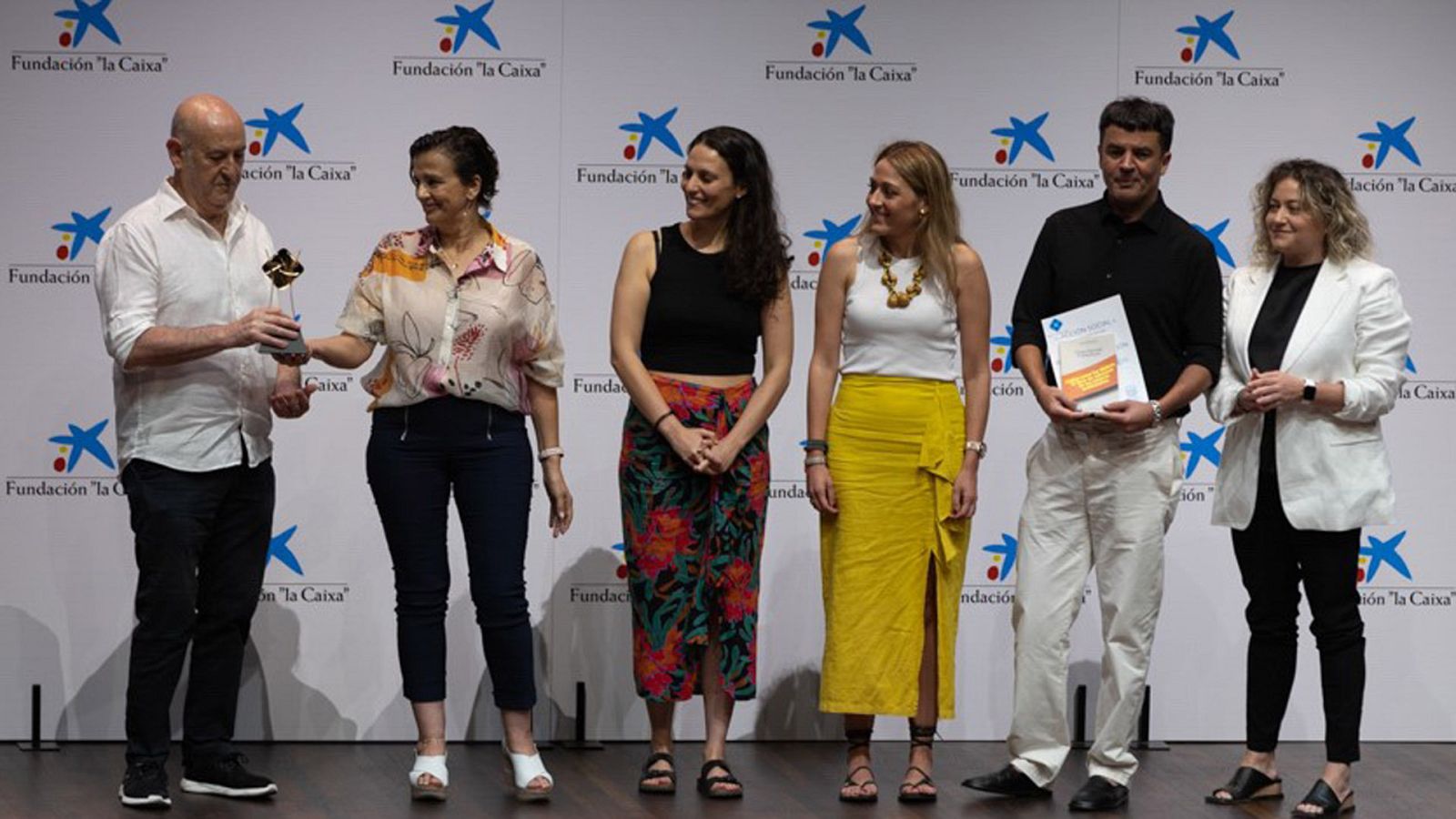 El equipo de Promociones y Responsabilidad Social, recibiendo el premio