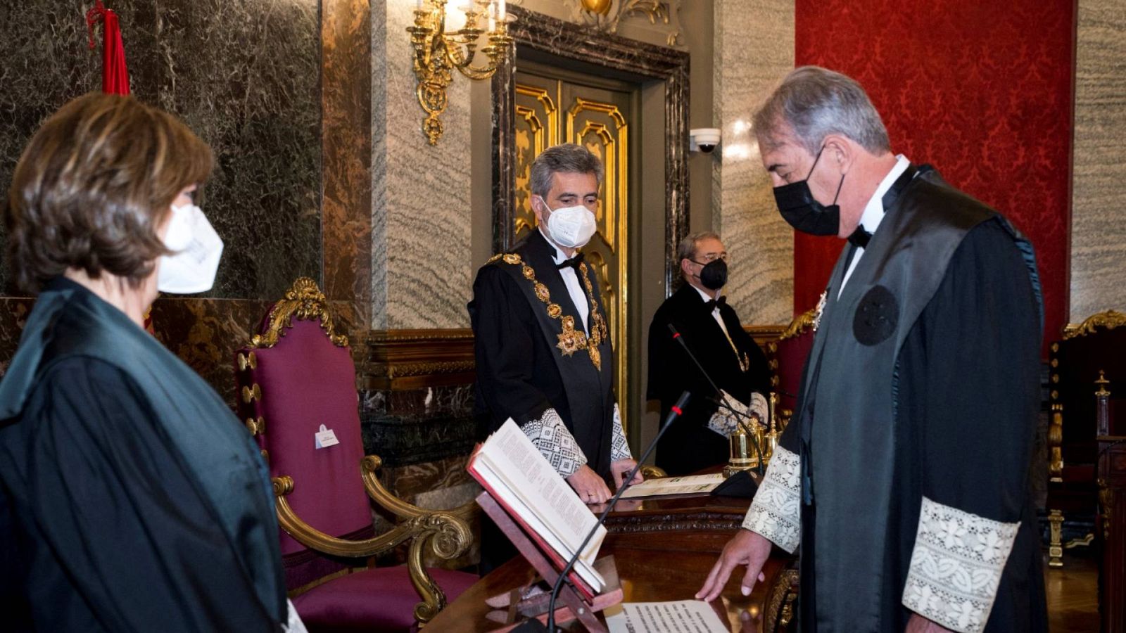 Toma de posesión de Eduardo Esteban Rincón con el entonces presidente del Supremo y del CGPJ, Carlos Lesmes, y la también por entonces fiscal general del Estado, Dolores Delgado