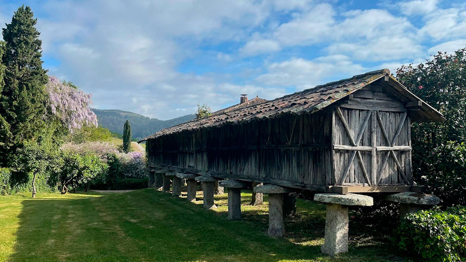 El hórreo de Pegullal, uno de los mayores y mejor conservados, tiene como función guardar los alimentos alejados de la humedad y los animales
