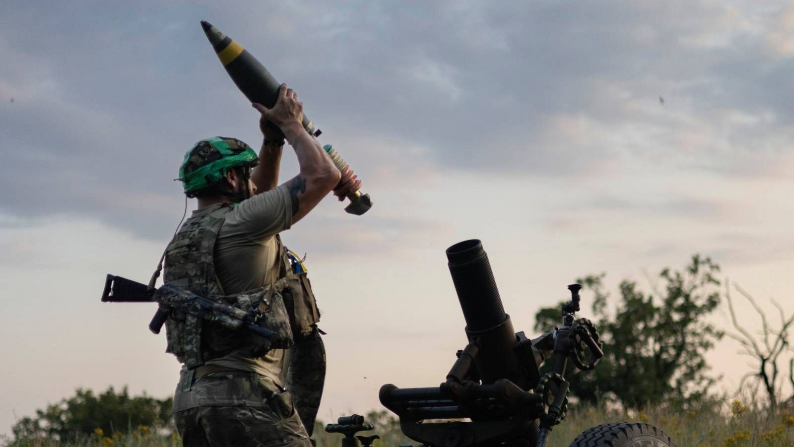 Un militar ucraniano dispara hacia posiciones rusas desde Bajmut.