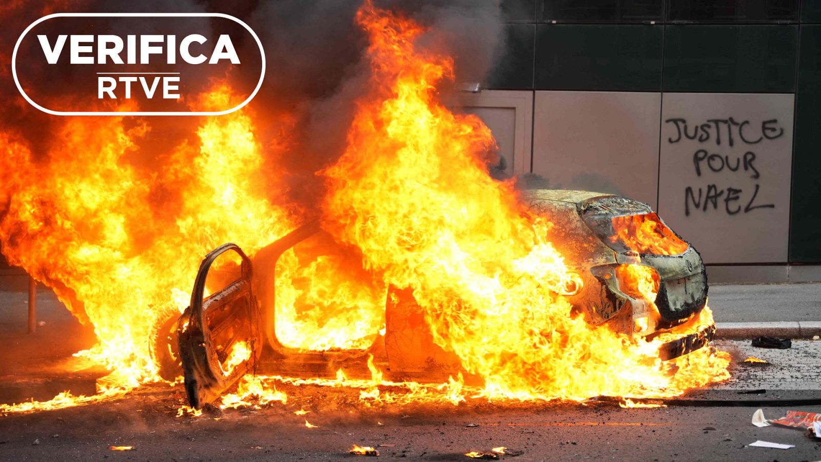 Un coche en llamas en los disturbios en Francia
