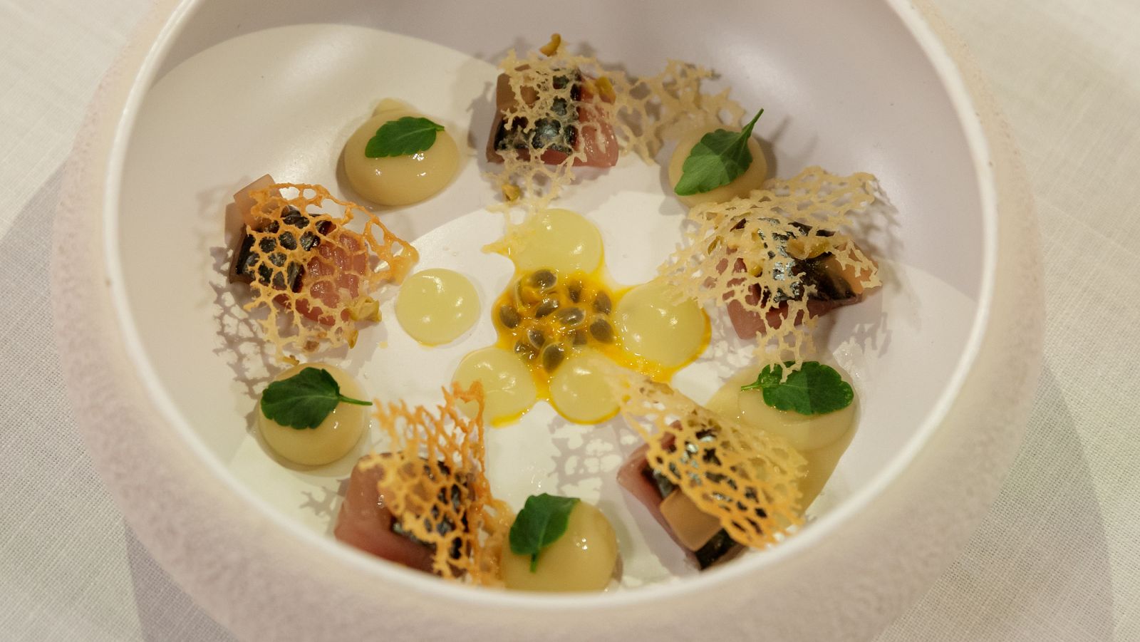 Receta de caballa marinada en salazón y cítricos, esferas de aceituna y gel de piparras de Alex