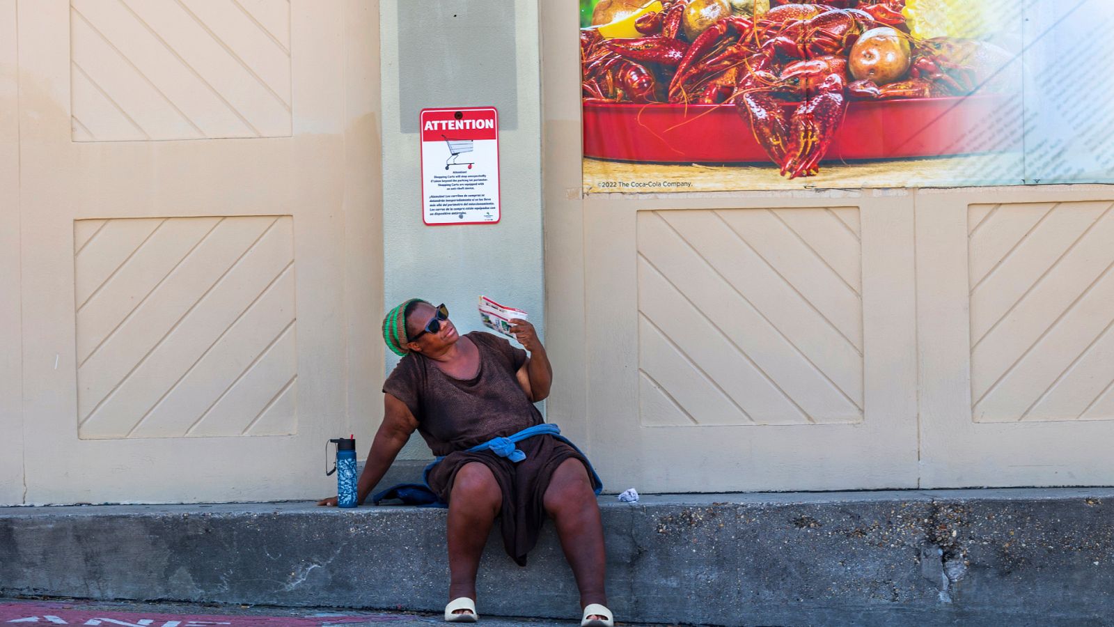 Una mujer intenta refrigerarse durante la ola de calor que está sufriendo Nueva Orleans.