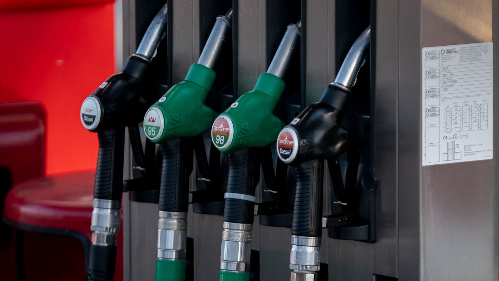 El diésel suma 21 semanas seguidas por debajo del precio de la gasolina