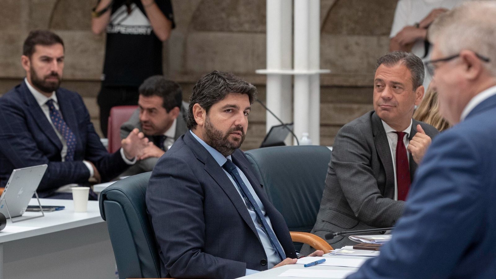 Fernando López Miras (PP), mira al portavoz del PSOE José Vélez (d), en el pleno de su investidura