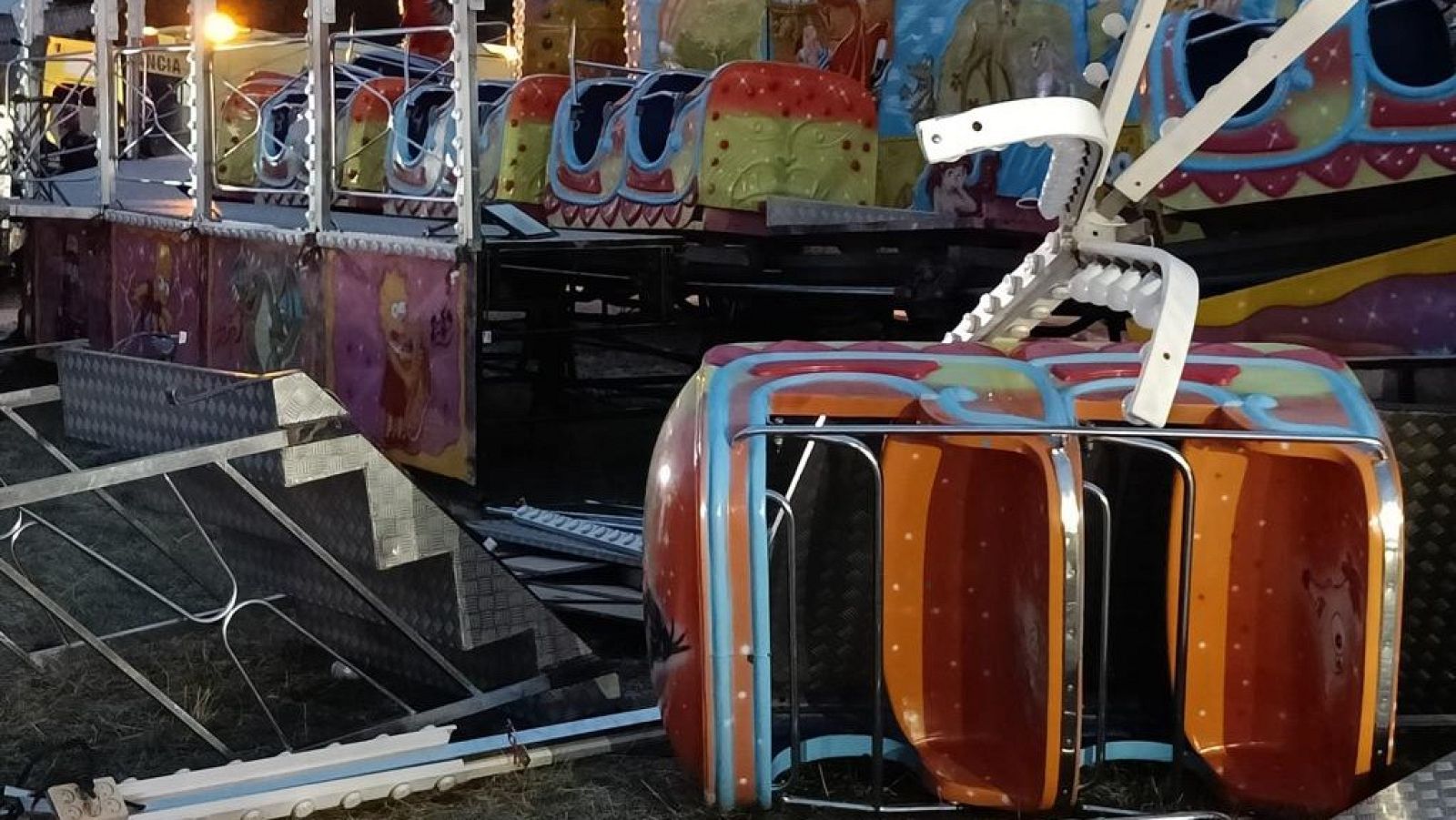 Vagó bolcat d'una atracció de fira de la festa major de Sils