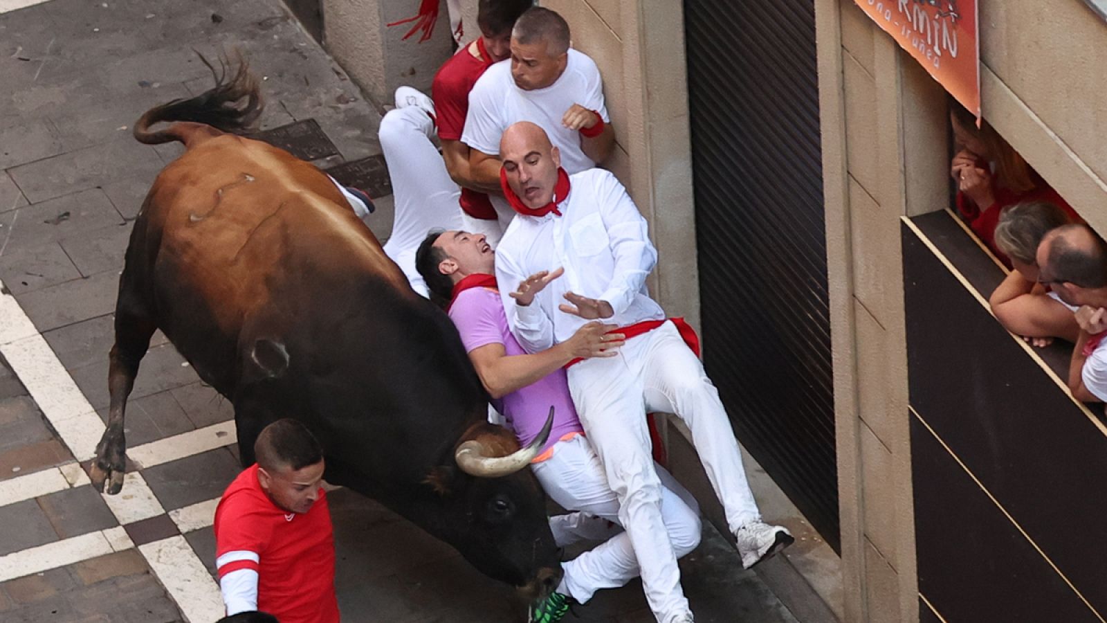 Mozos acorralados en el tramo la curva de Mercaderes al inicio de Estafeta, durante el cuarto encierro de los sanfermines 2023 protagonizado este lunes por la ganadería de Fuente Ymbro