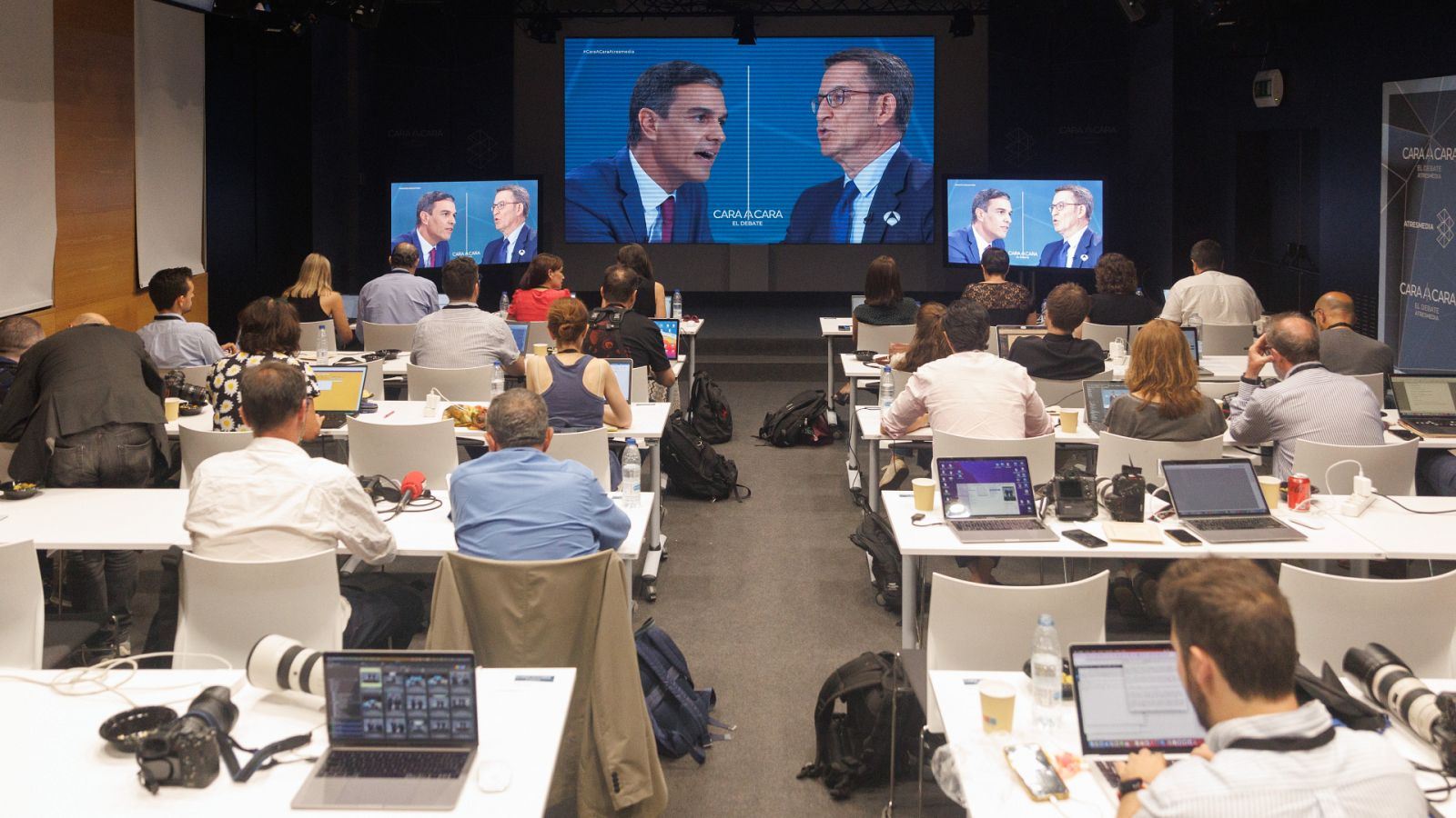 Sala de prensa durante el debate cara a cara entre Pedro Sánchez y Alberto Núñez Feijóo