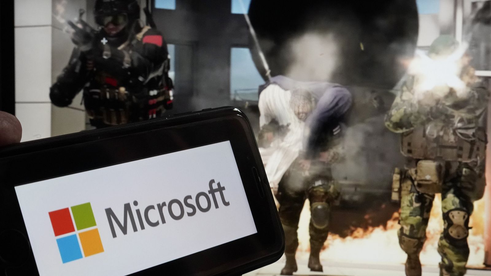 Logo de Microsoft con representaciones de videojuegos de Activision Blizzard de fondo