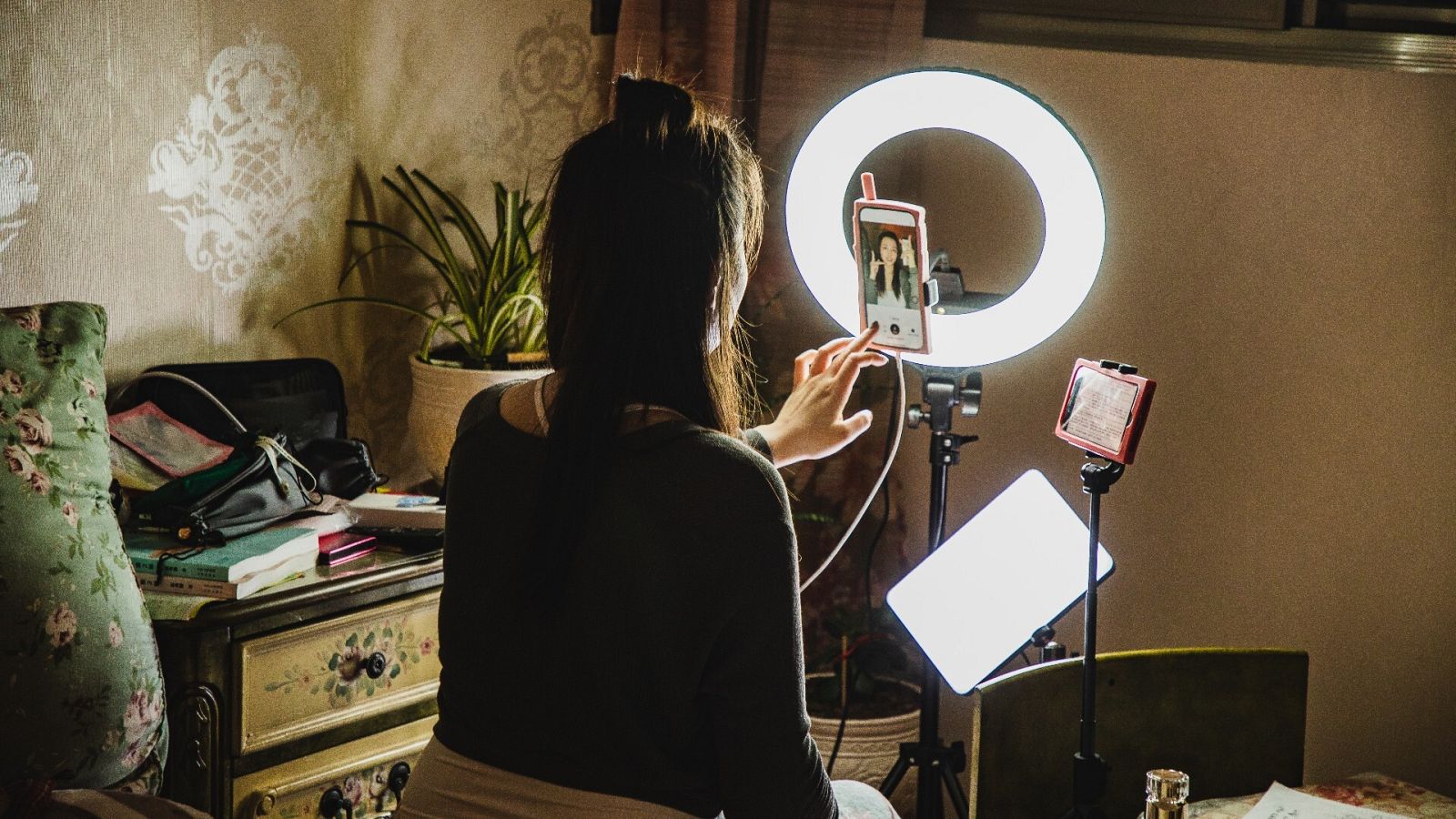 Consumo envía advertencias de sanción a 'influencers' por publicidad encubierta