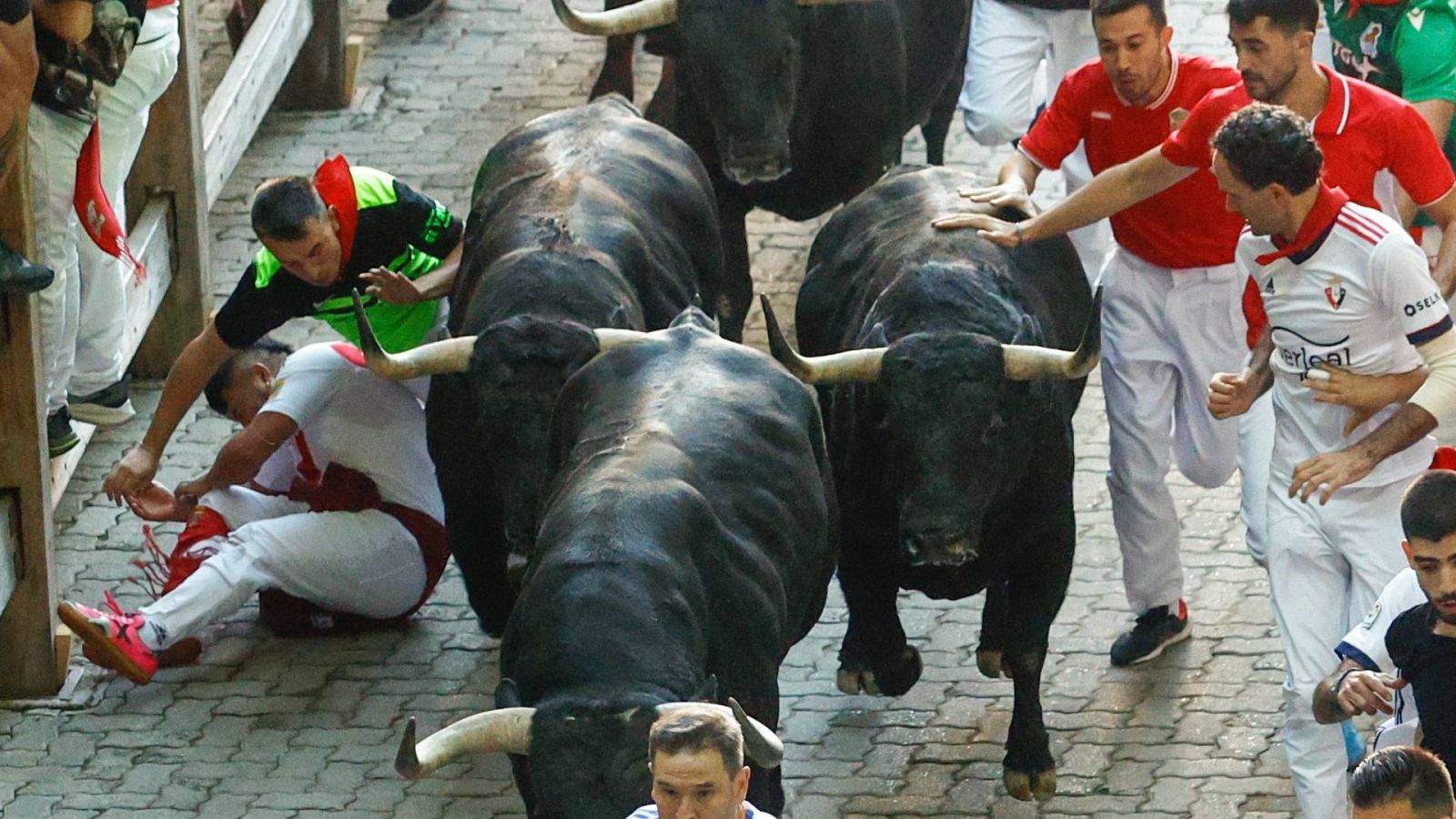 Séptimo encierro de San Fermín 2023: los mozos corren ante los toros de la ganadería de Victoriano del Río