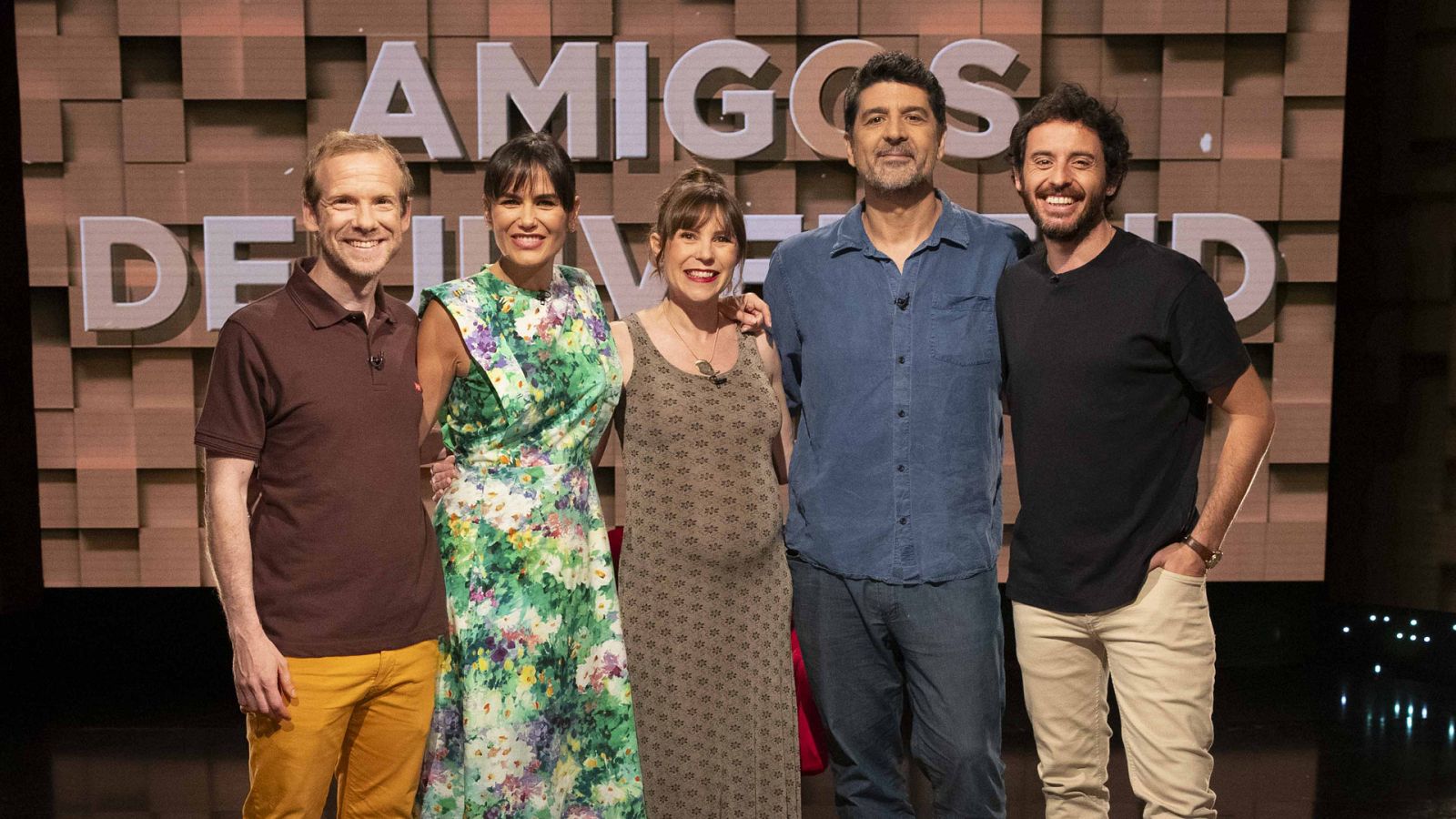 Los invitados al coloquio de este viernes posan con Elena S Sánchez