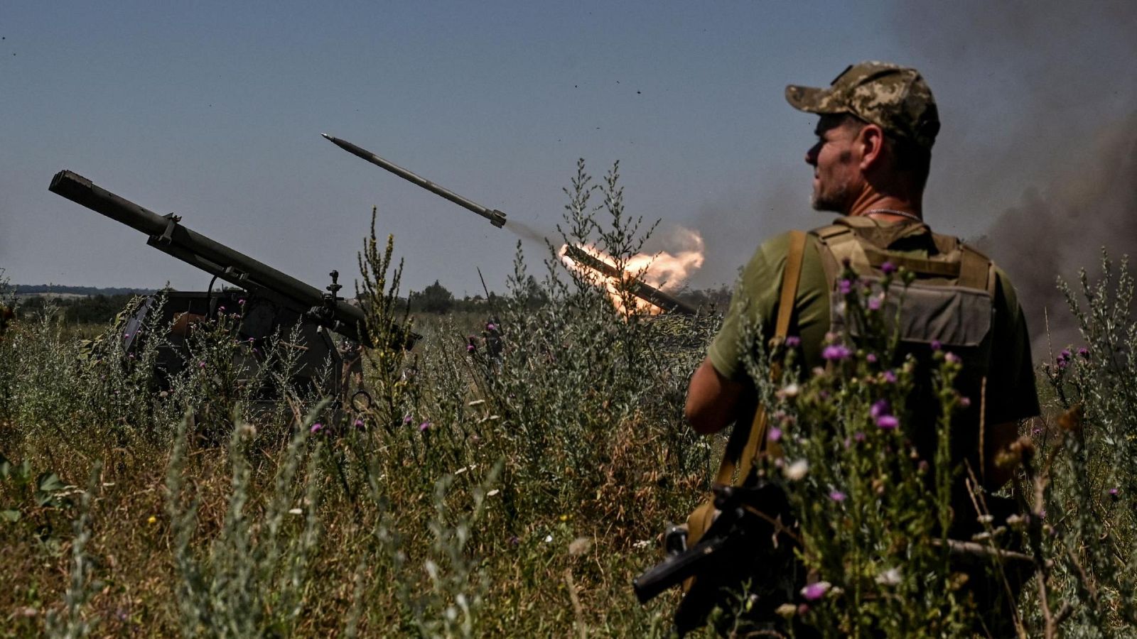 Militares ucranianos disparando un sistema de cohetes