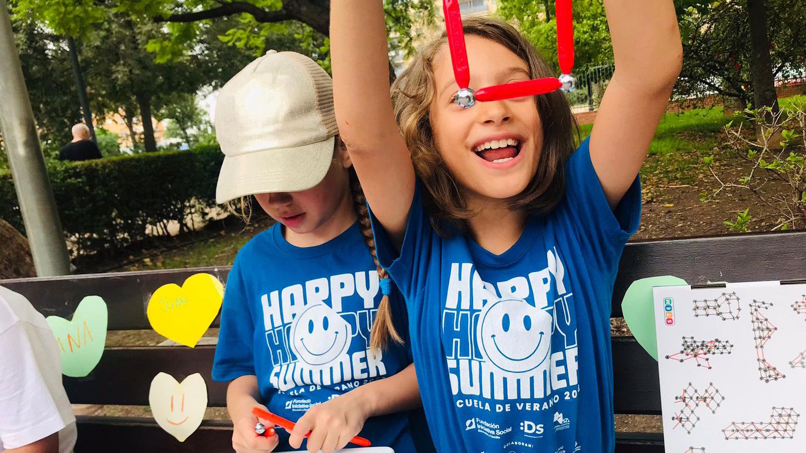 Dos niñas de la Comunidad Valenciana, con los juguetes entregados