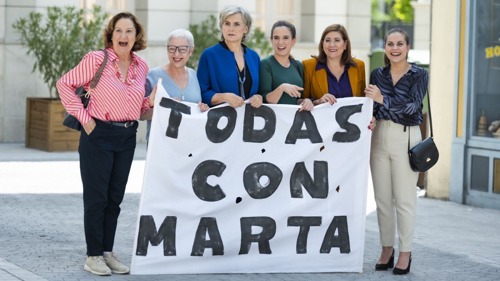 '4 estrellas' | Las mujeres de Vera del Rey se manifiestan en apoyo a Marta