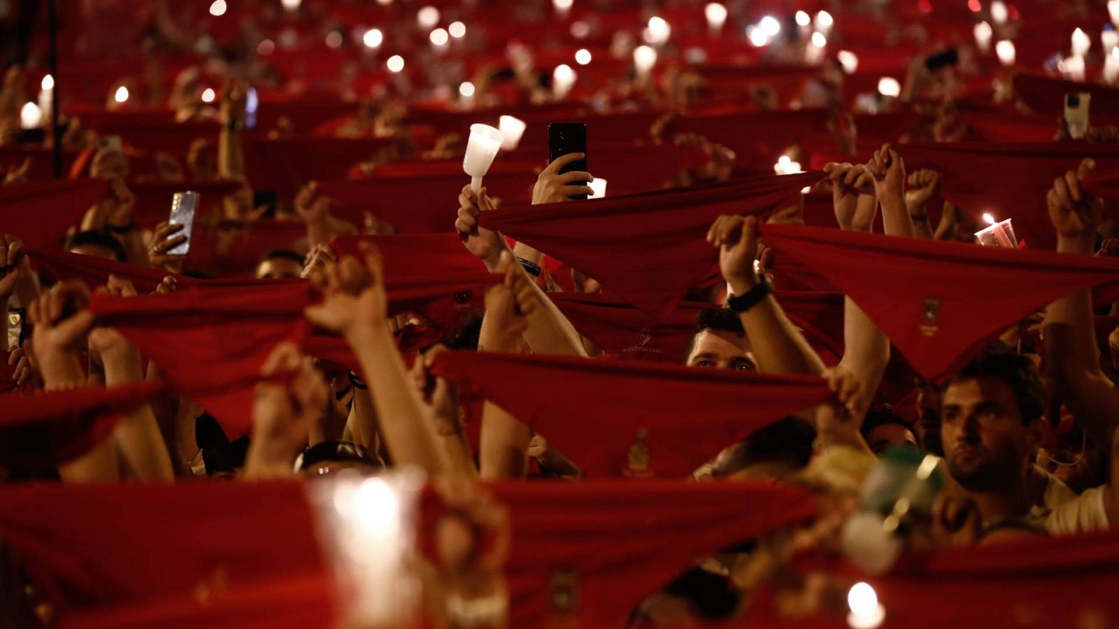 Pamplona se despide de los Sanfermines 2023 entonando el 'Pobre de mí'