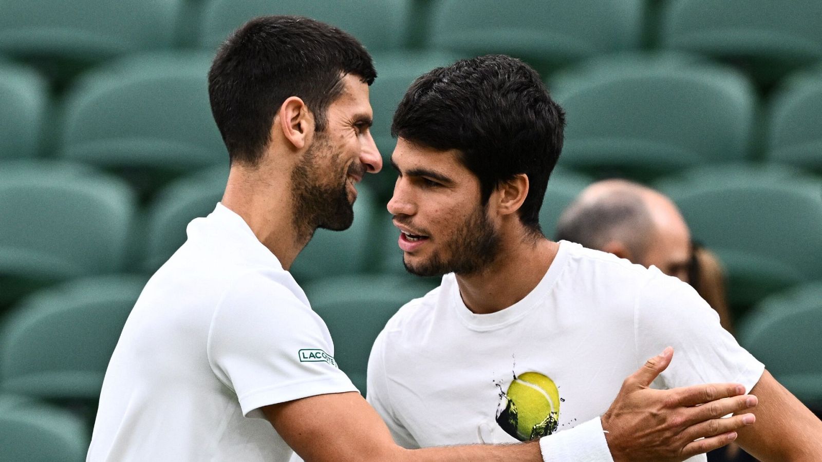 Alcaraz y Djokovic se saludan antes de un entreno en Wimbledon