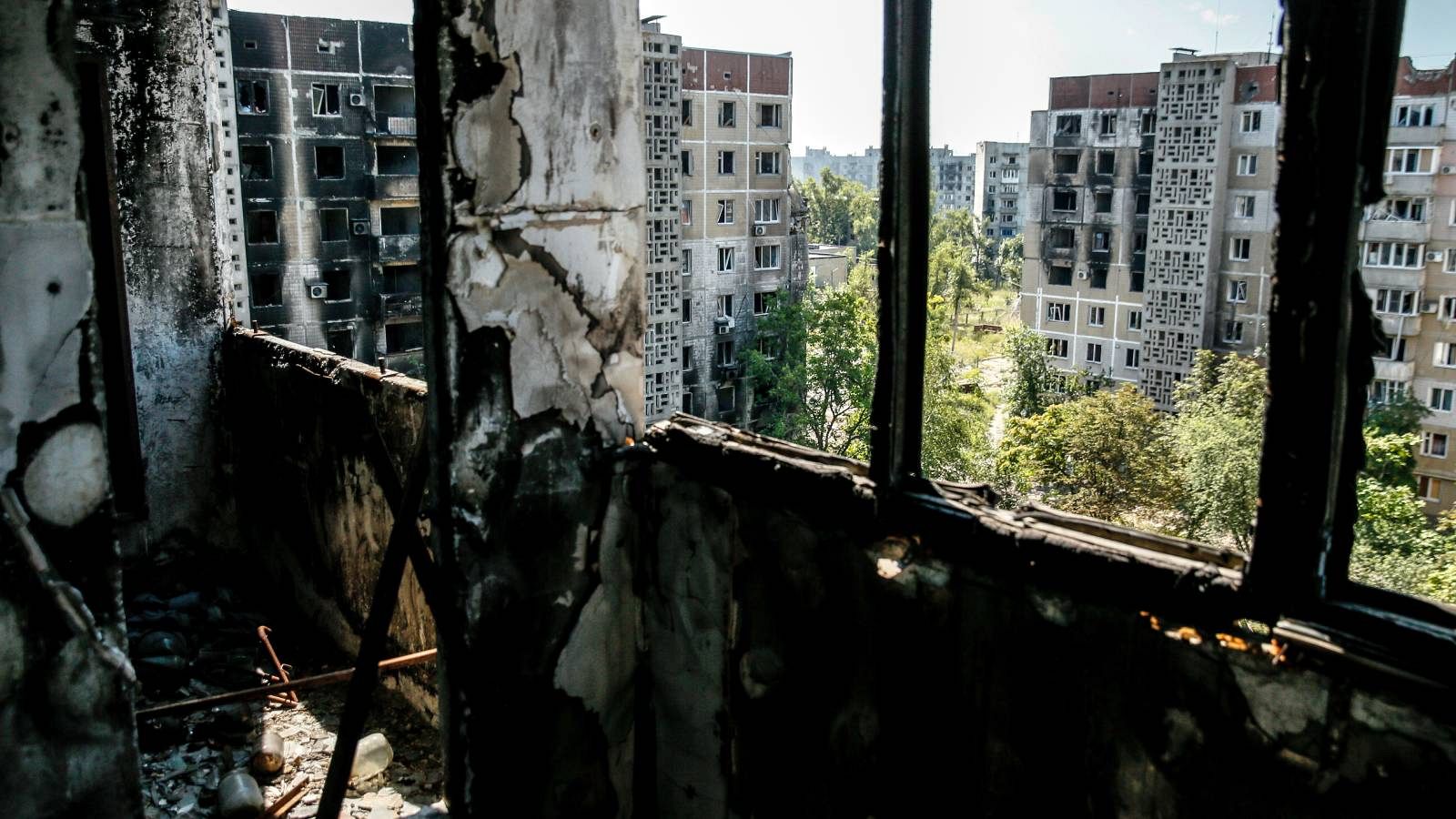 Bloque de apartamentos destruidos tras un bombardeo en Donetsk