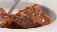 Receta de carrilleras de ibérico estofadas al vino blanco: ¡ideal para sorprender a tus invitados en una comida!