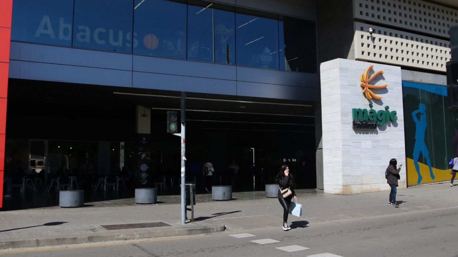 Una de les entrades al centre comercial Màgic de Badalona