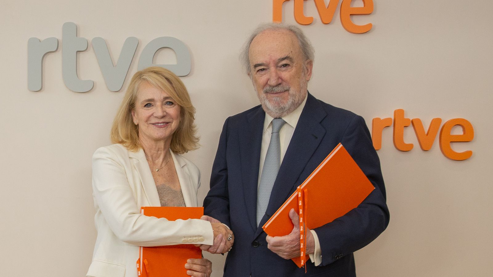 Elena Sánchez Caballero y Santiago Muñoz Machado, tras la firma, en Prado del Rey