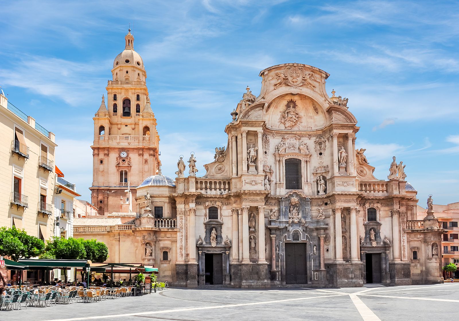 Iglesia Catedral de Santa María en el centro de Murcia, España